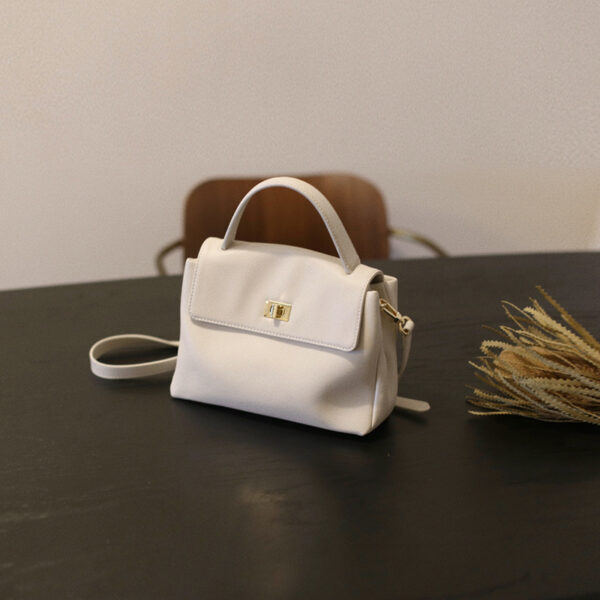 Sac bandoulière en cuir de vachette, crème
