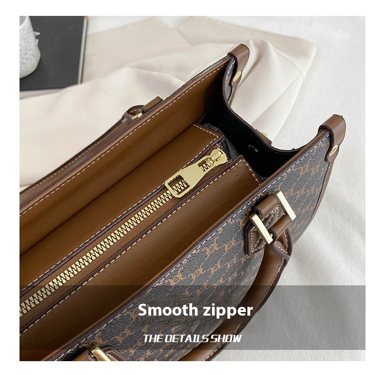 Shoulder bag with chain, off white - Image 3
