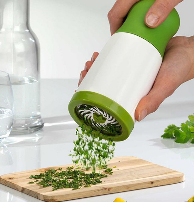 Herb mill for fresh herbs