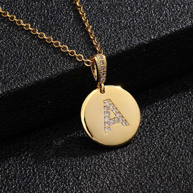 Collar con la letra A y circonitas