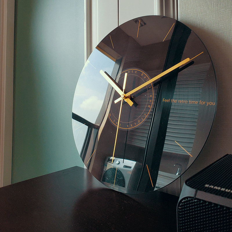 Silent round wall clock with glass dial - Image 5