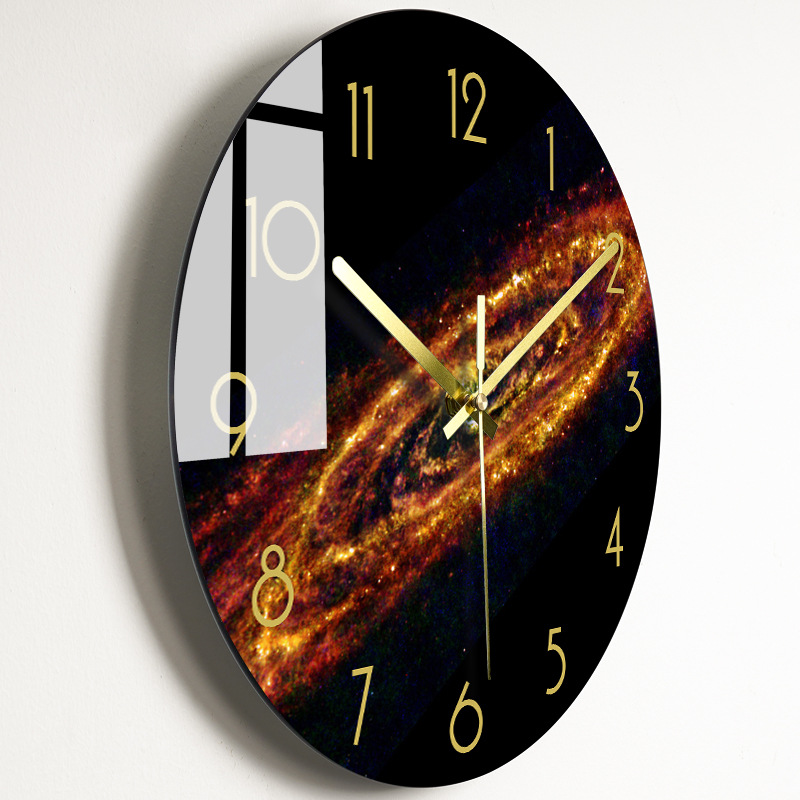 Silent round wall clock with glass dial