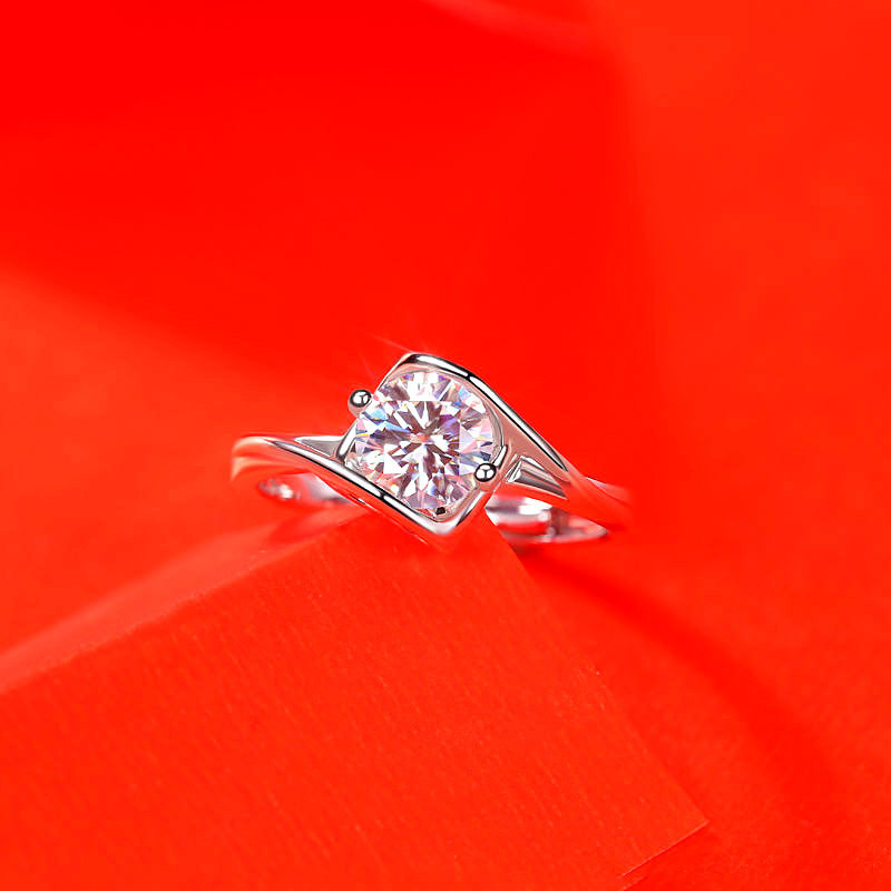Anillo con piedra clara, modelo 9