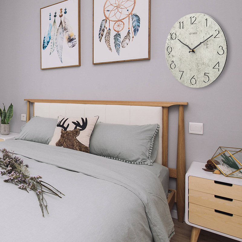 Moderne Wanduhr aus Holz, grau – Bild 2