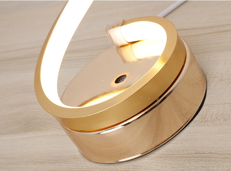 Lampe de table LED courbée avec télécommande, dorée – Image 3