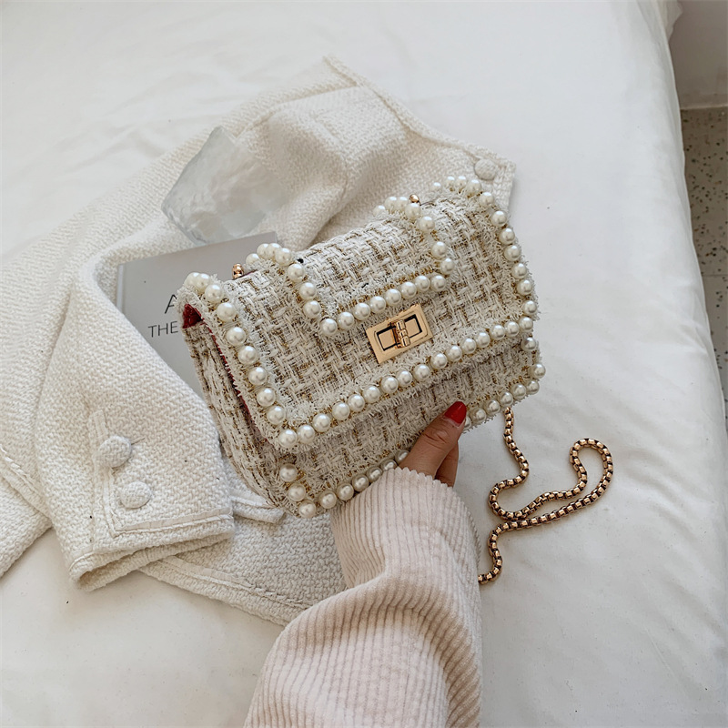 Small shoulder bag with chain, white