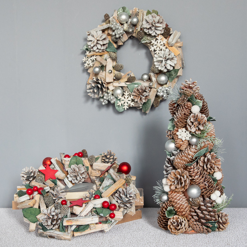 Weihnachtskranz in Silberton mit Holzbasis – Bild 3