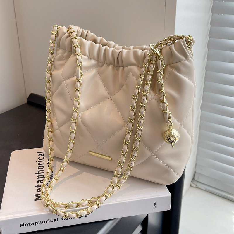 Small bucket bag with diamond quilting - Image 5