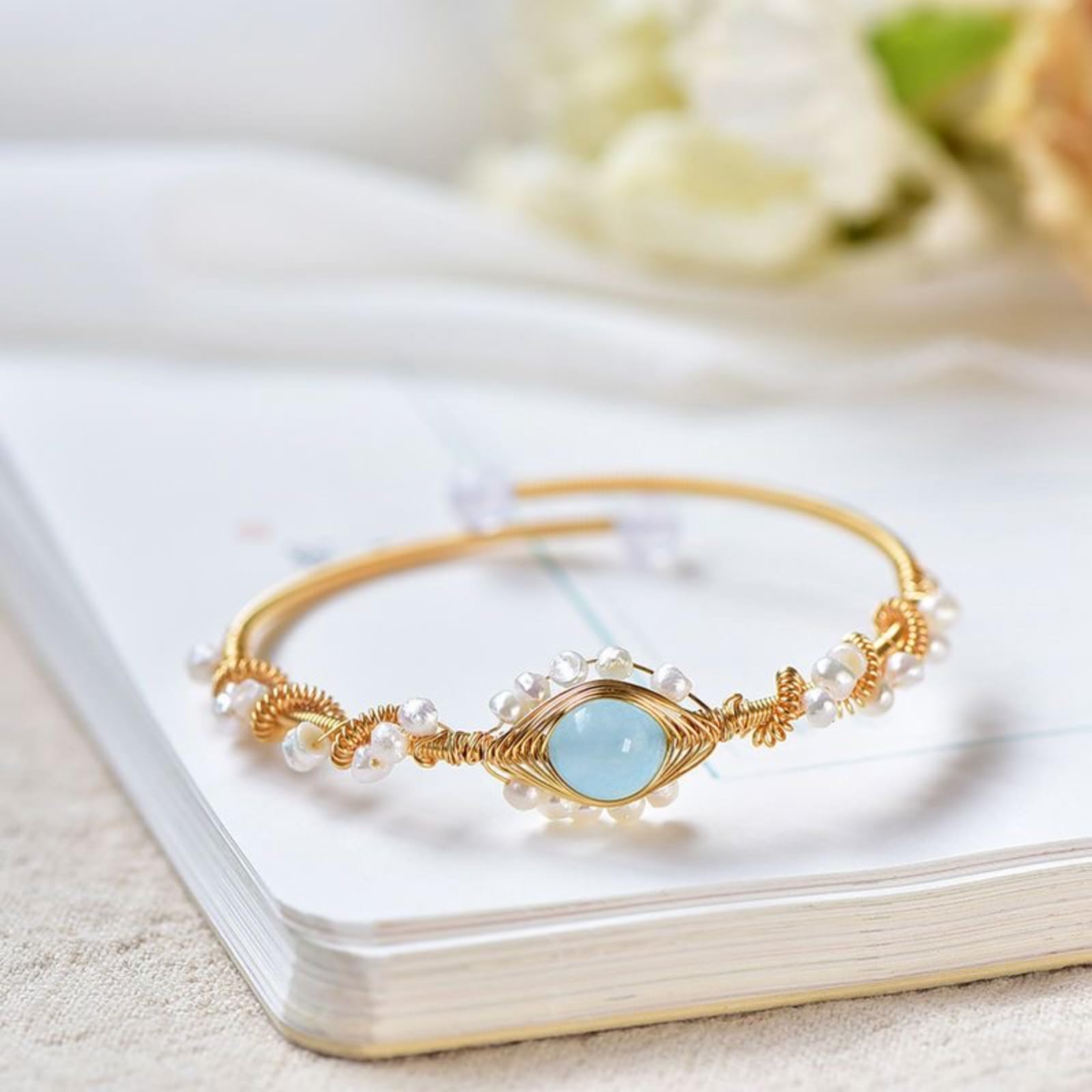 Bracelet jonc à perles et fil doré tressé – Image 2