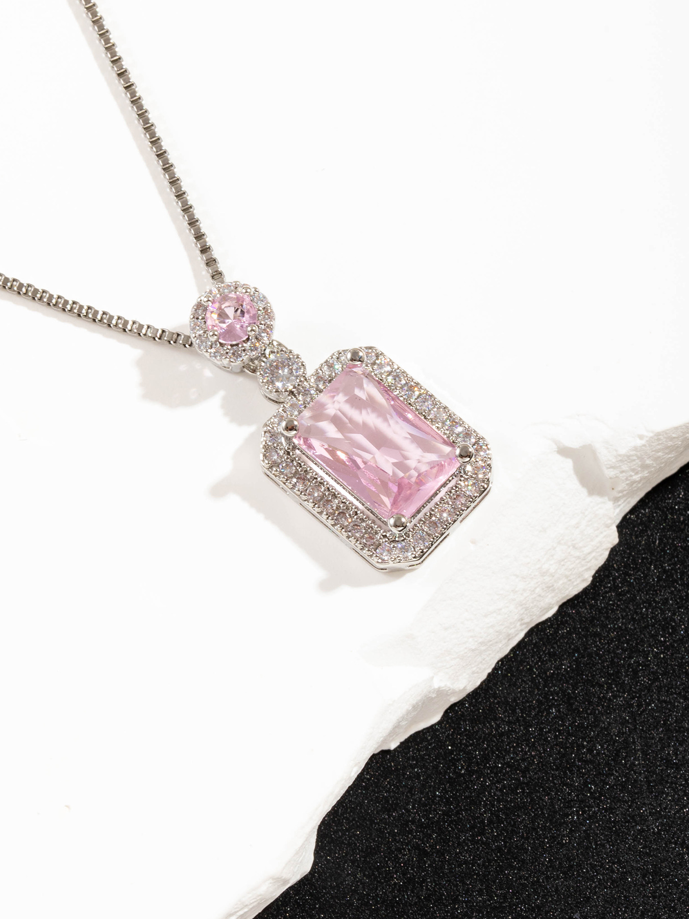 Collier à pierre rouge et zircons – Image 3