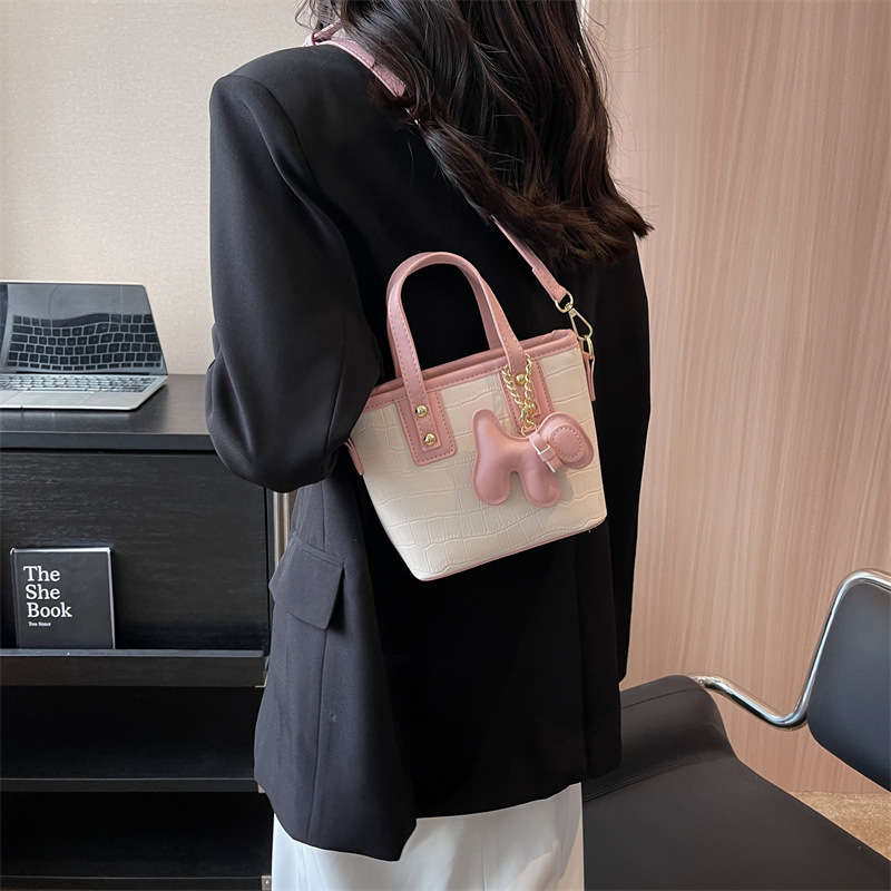 Beuteltasche mit Steinmuster, schwarz – Bild 5