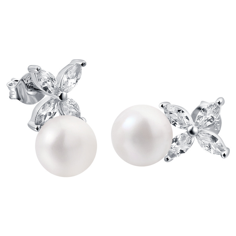 Silver stud earrings with a natural pearl - Image 3