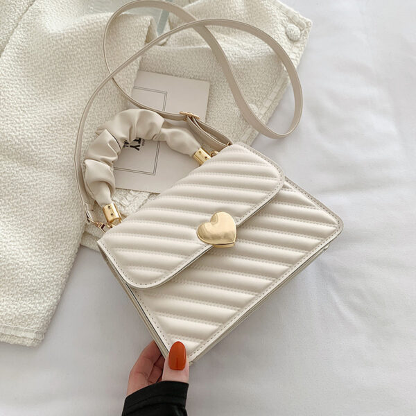 Bolso pequeño con cadena y corazón metálico, blanco