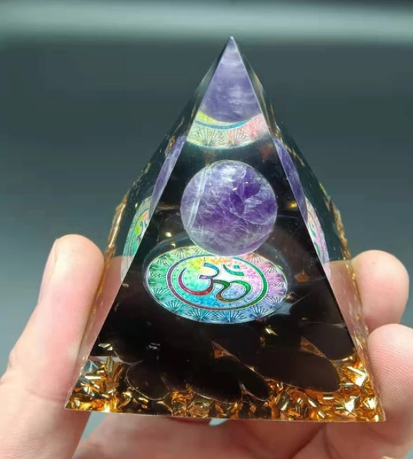 Pyramide mit Lapislazuli in Harz – Bild 5