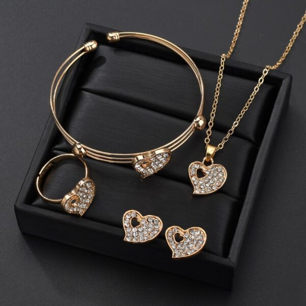 Juego de joyas dorado con corazones