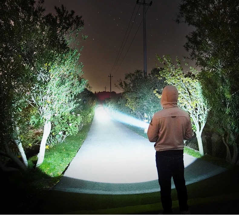 Powerful LED flashlight with adjustable focus - Image 6