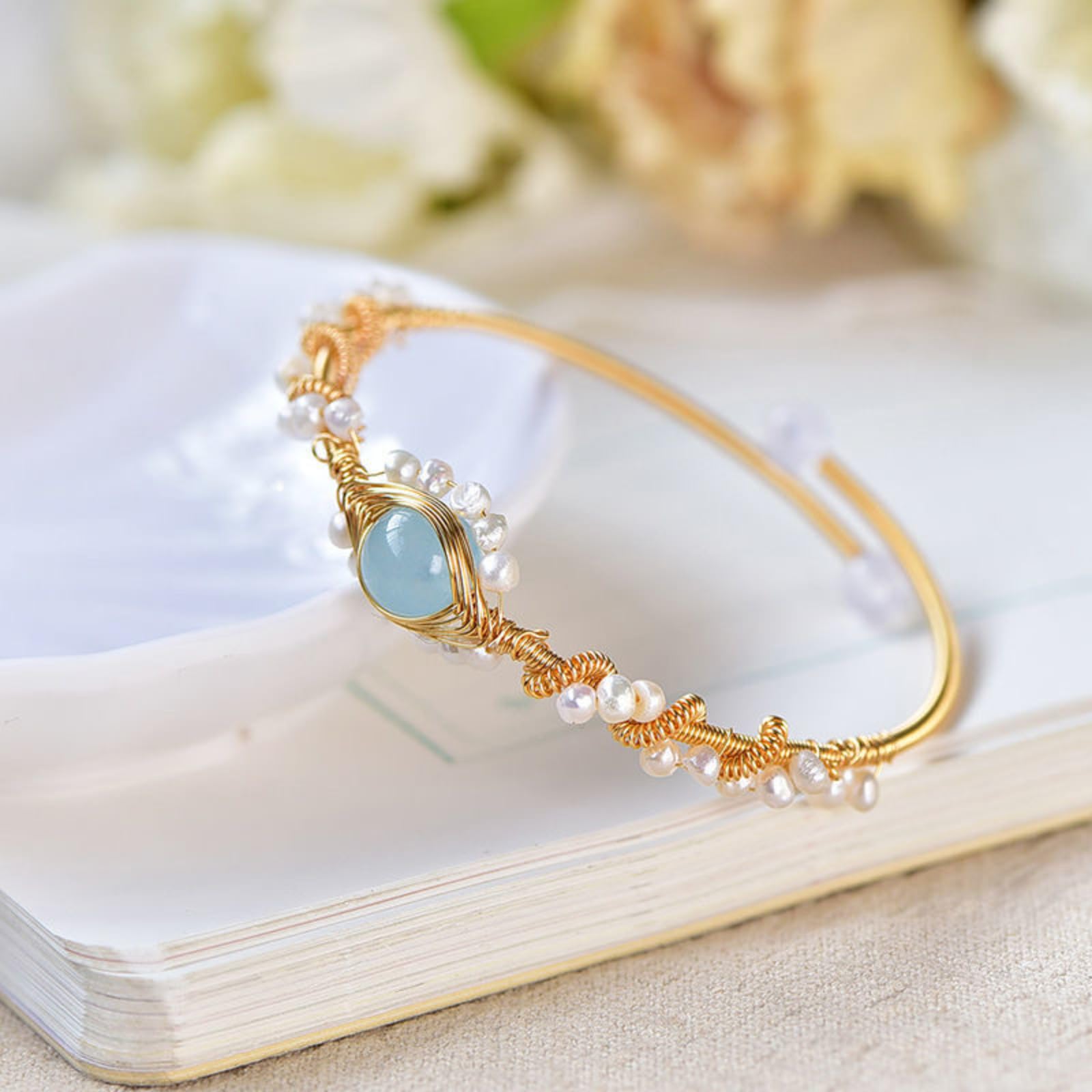 Bracelet jonc à perles et fil doré tressé – Image 4