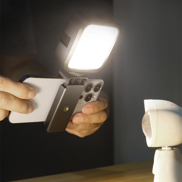 Small clip-on fill light for your smartphone - Image 6
