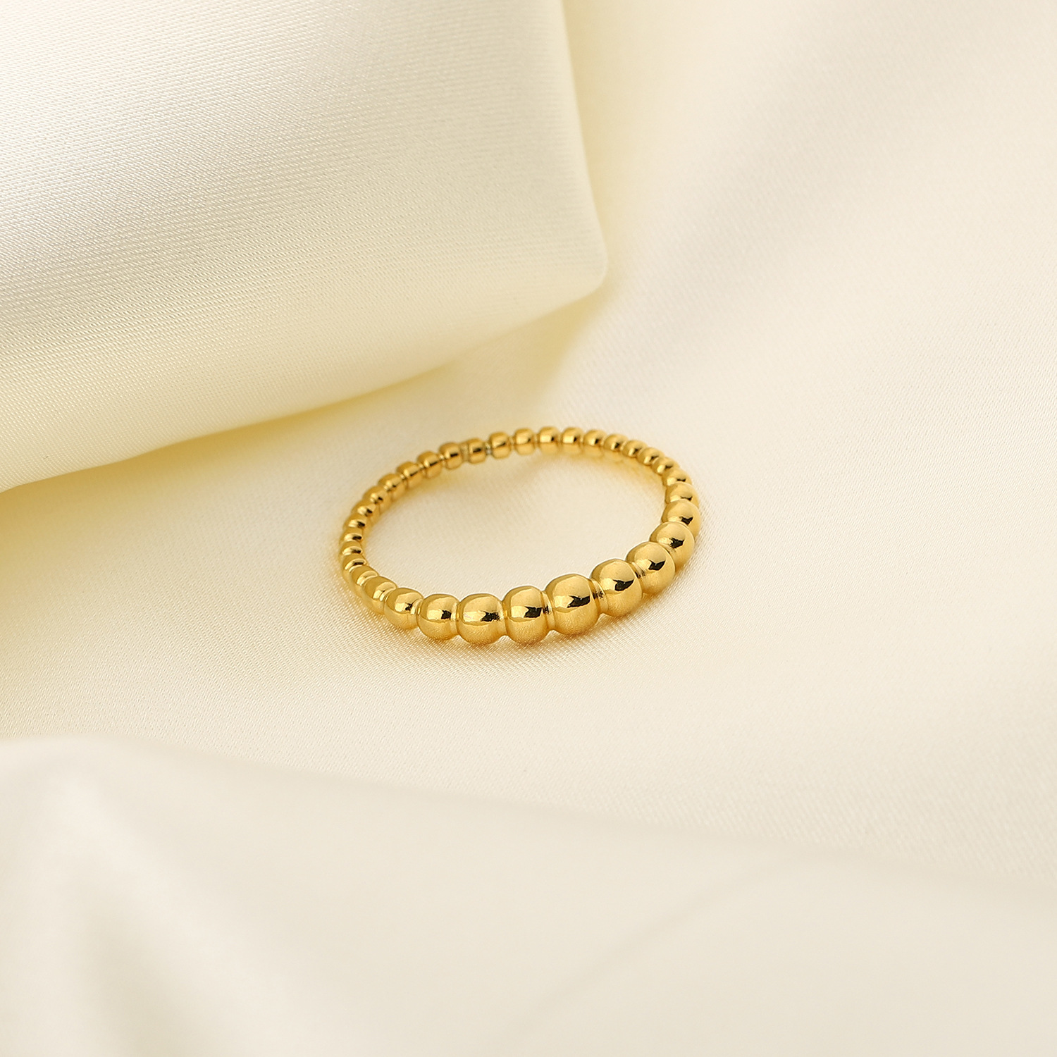 Feiner Ring mit Punktmuster, goldfarben – Bild 3