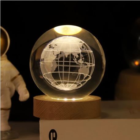 Boule de cristal avec globe 3D sur socle en bois