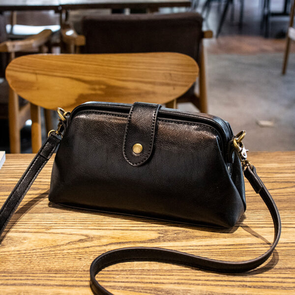 Retro flap shoulder bag, black