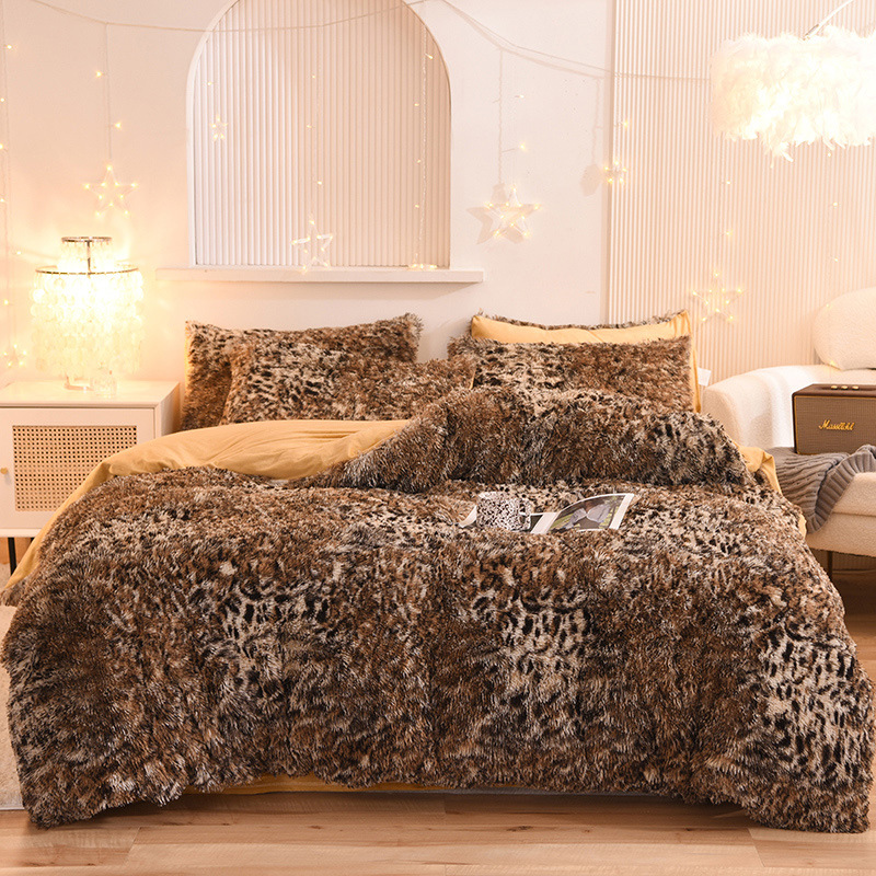 Bedding set with leopard print, plush