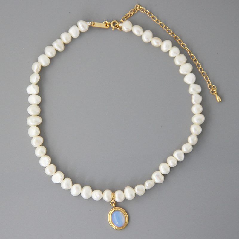 Collier en argent à médaille ronde et perle irrégulière