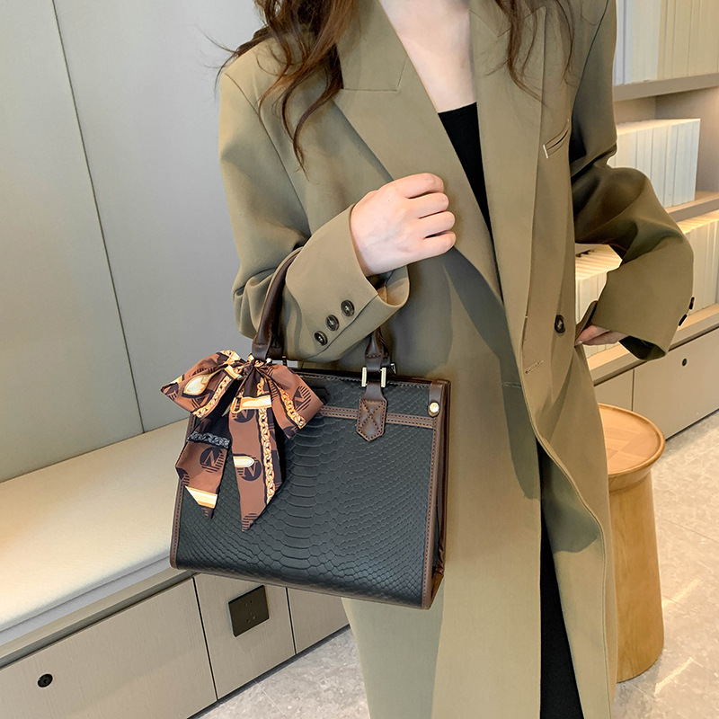 Shoulder bag with chain, off white - Image 7