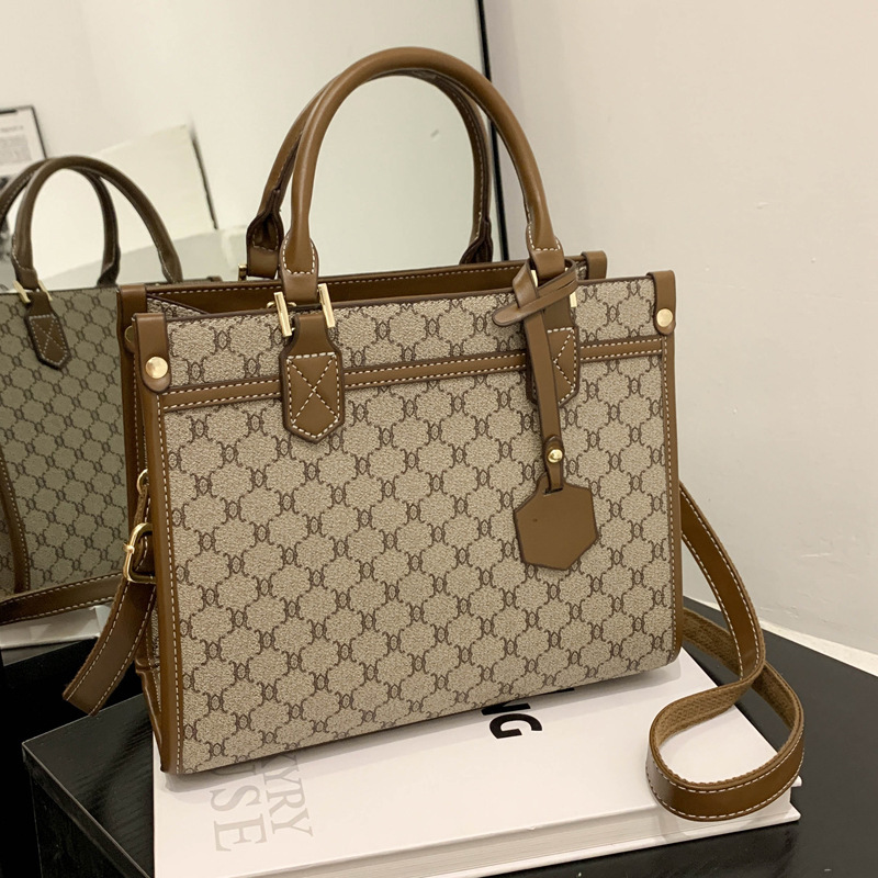 Shoulder bag with chain, off white - Image 8