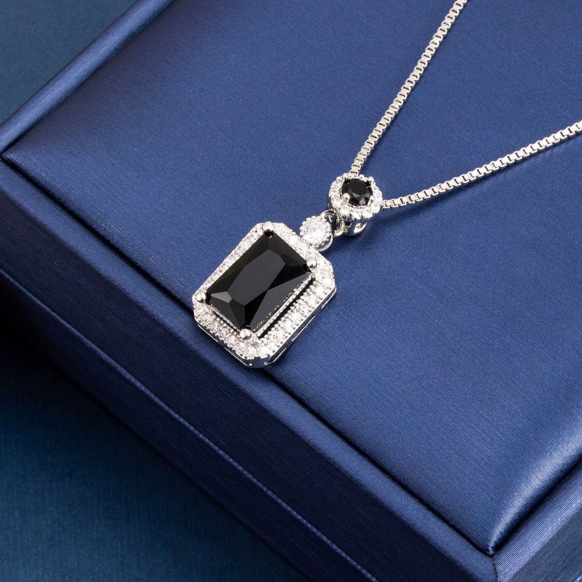 Collier à pierre rouge et zircons – Image 6